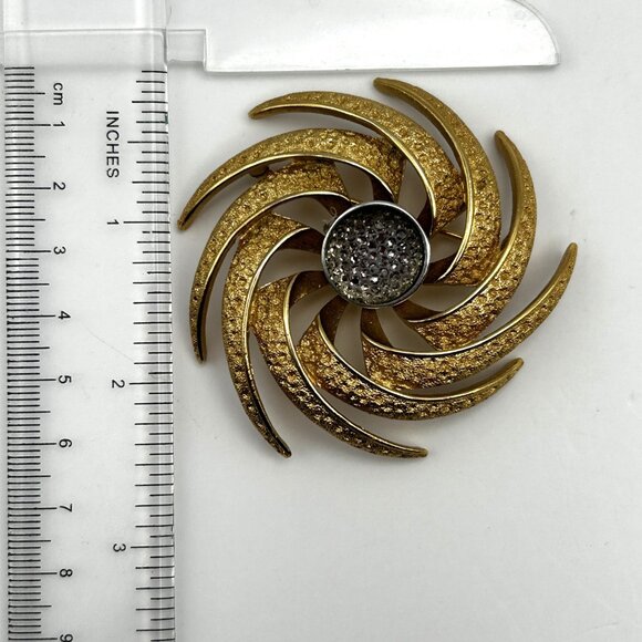 Vintage Monet Swirl Brooch Pinwheel Sunburst Rhinestone Textured Round Signed - Picture 6 of 12